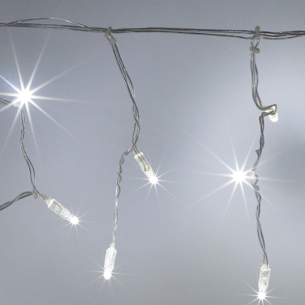 Nahaufnahme der leuchtenden weißen LED Eiszapfen an transparentem Kabel