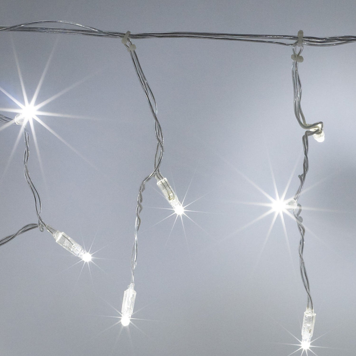 Nahaufnahme der weißen LED Eiszapfen Lichterkette mit transparentem Kabel