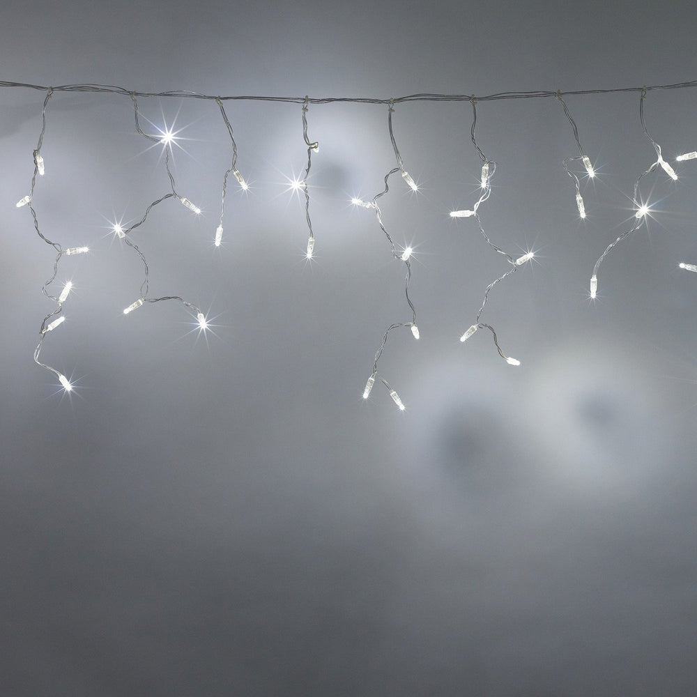 Weiße LED Eiszapfen Lichterkette mit transparentem Kabel vor grauem Hintergrund