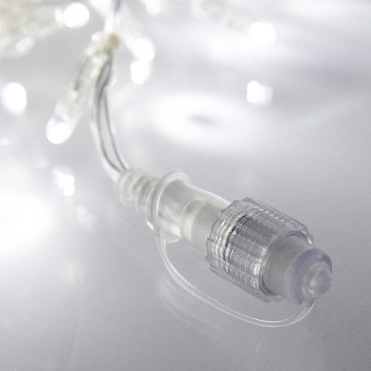 Detailaufnahme der transparenten Steckverbindung der Core Connect LED Eiszapfen Lichterkette