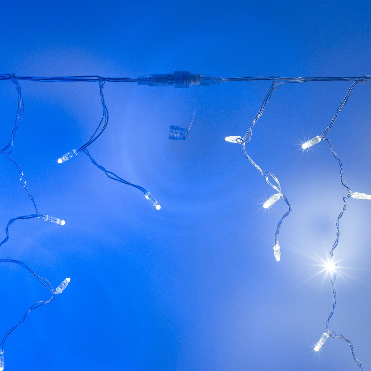 LED Eiszapfen Lichterkette mit Steckverbindung vor blauem Hintergrund