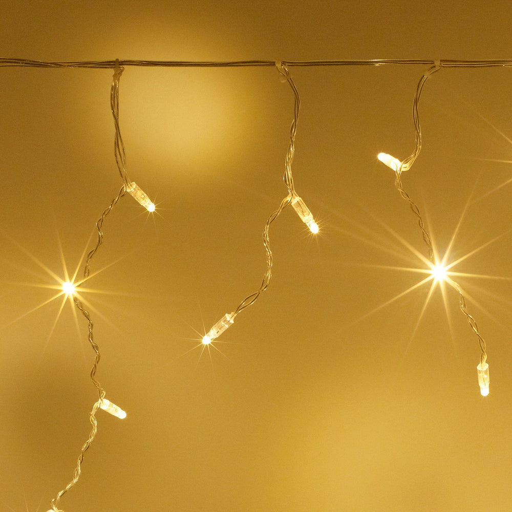 Nahaufnahme warmweiße LED Eiszapfen Lichterkette mit transparentem Kabel
