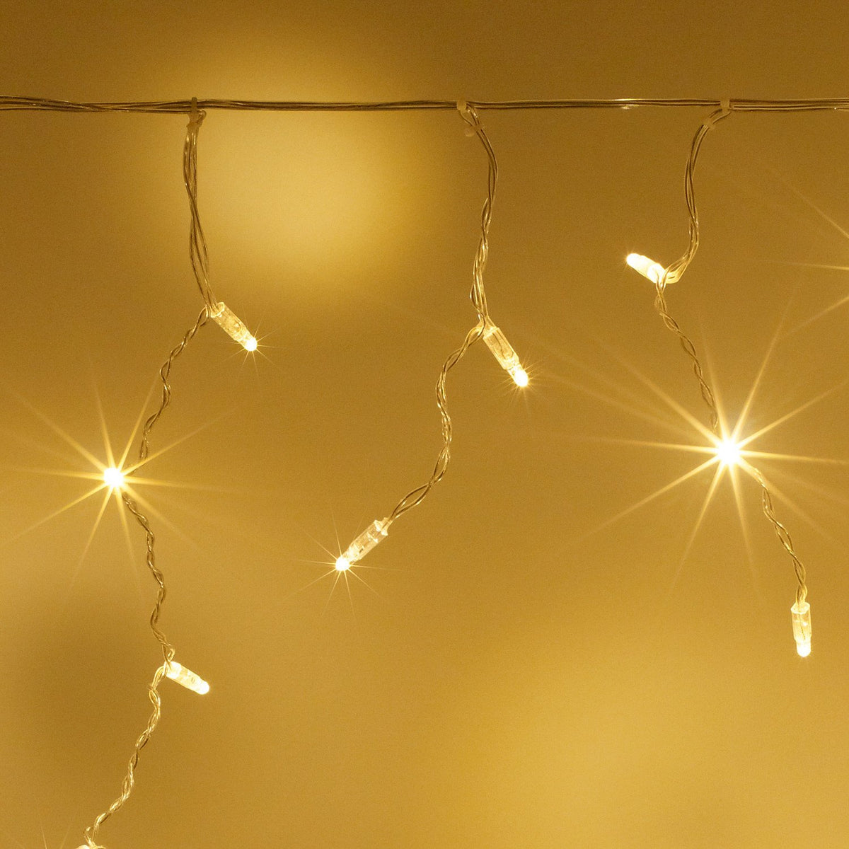 Nahaufnahme der warmweißen LED Eiszapfen Lichterkette mit transparentem Kabel