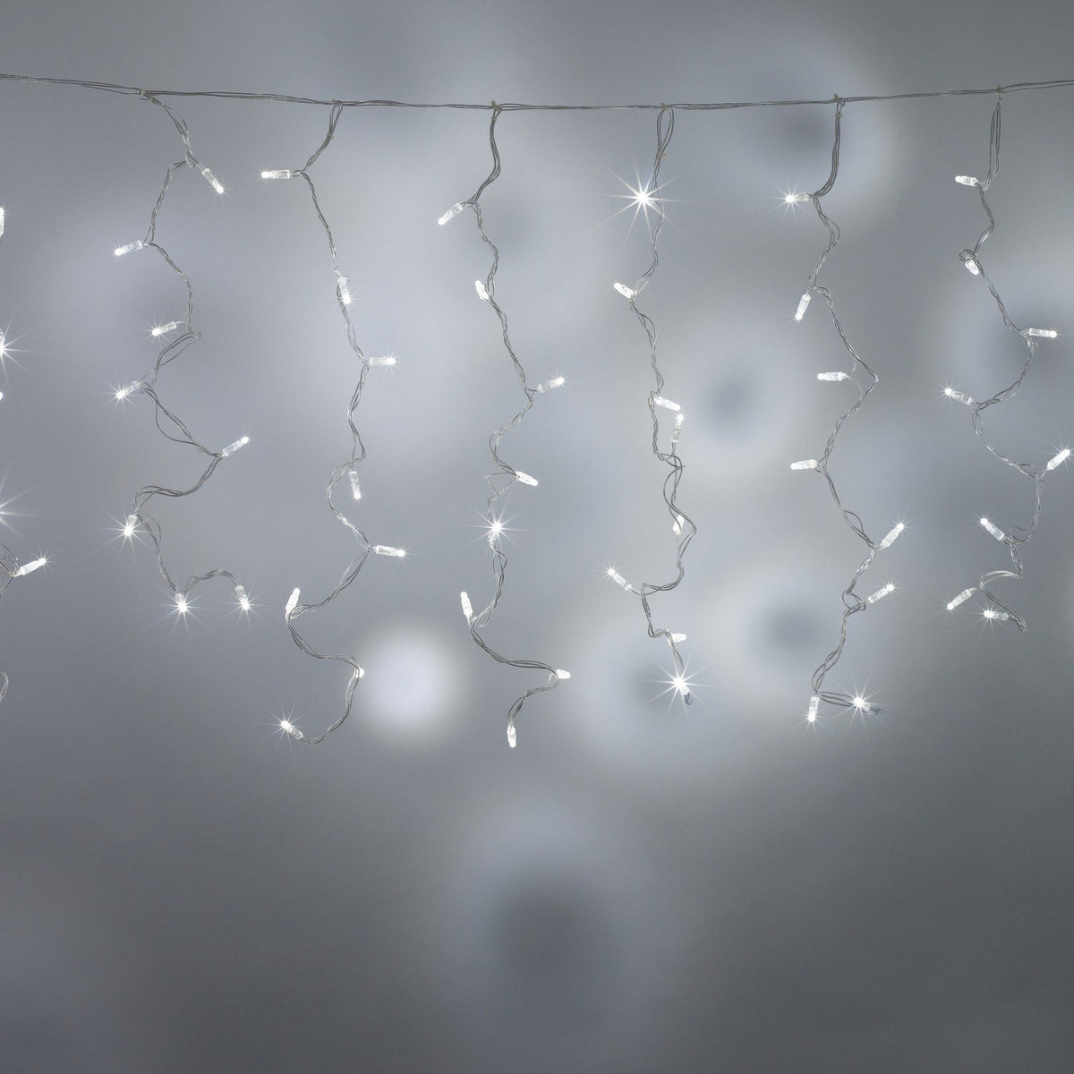 Core Connect LED-Lichtervorhang mit 192 weißen LEDs an transparentem Kabel vor grauem Hintergrund