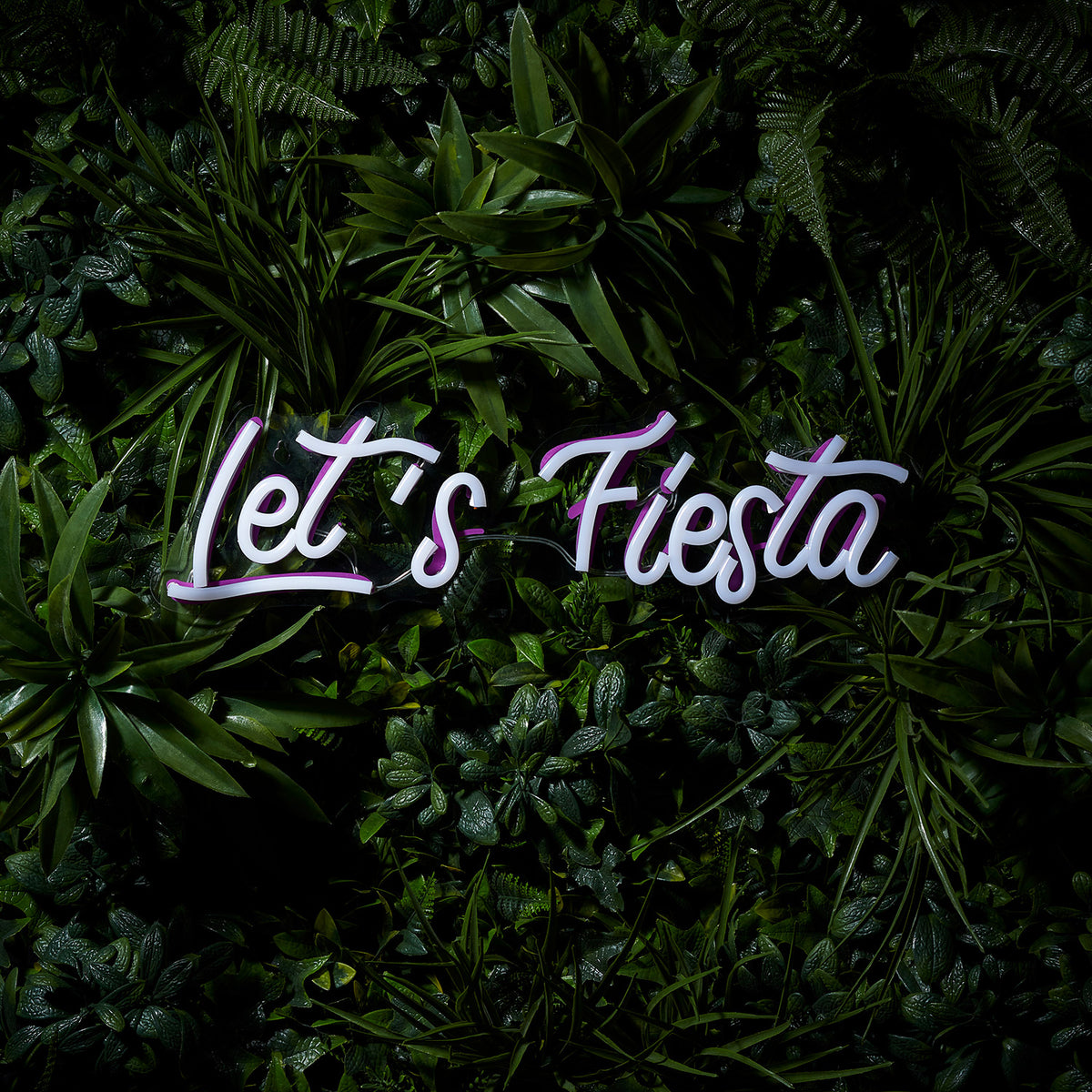 LED-Neonschriftzug Let's Fiesta inaktiv, weiße Schrift auf grünem Pflanzenhintergrund