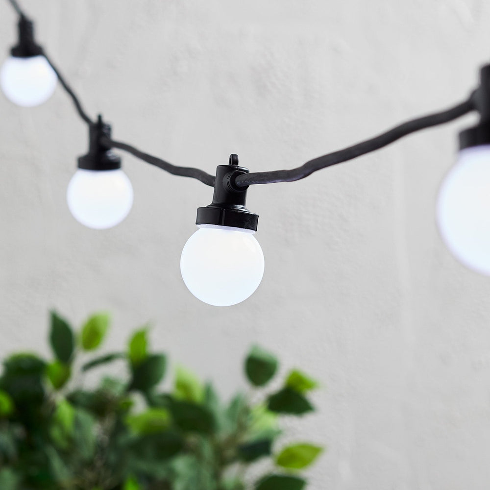 Nahaufnahme weiße LED-Glühbirnen an schwarzem Kabel der Pro Connect Party Lichterkette