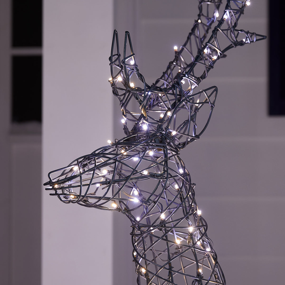 Nahaufnahme des Kopfes eines LED-Rentiers mit kühlen weißen Lichtern