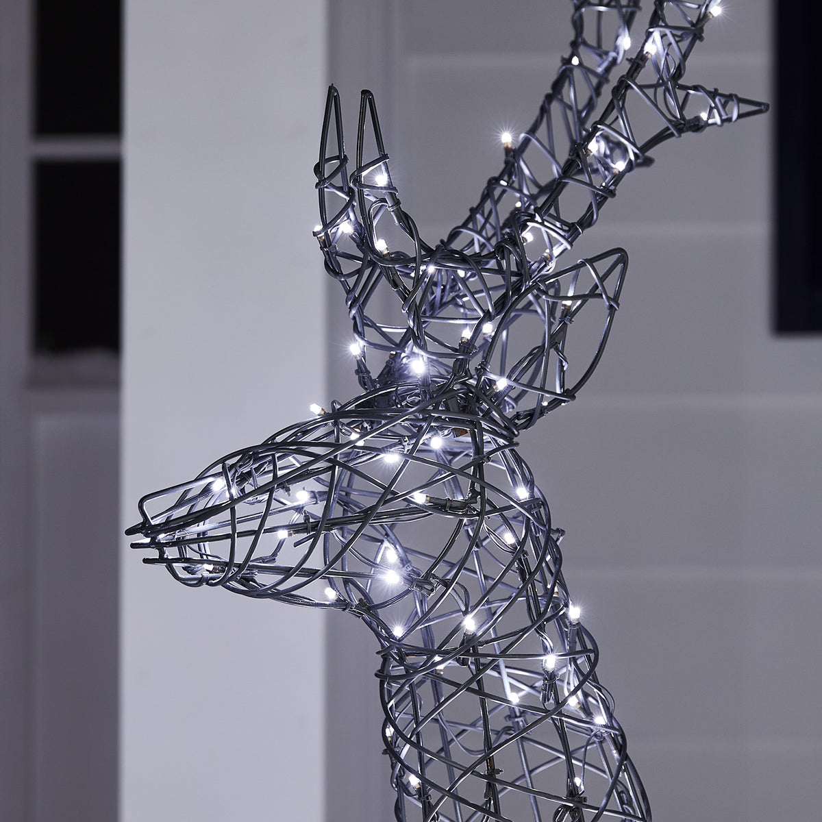 Nahaufnahme des Kopfes eines LED-Rentiers mit kühlen weißen Lichtern