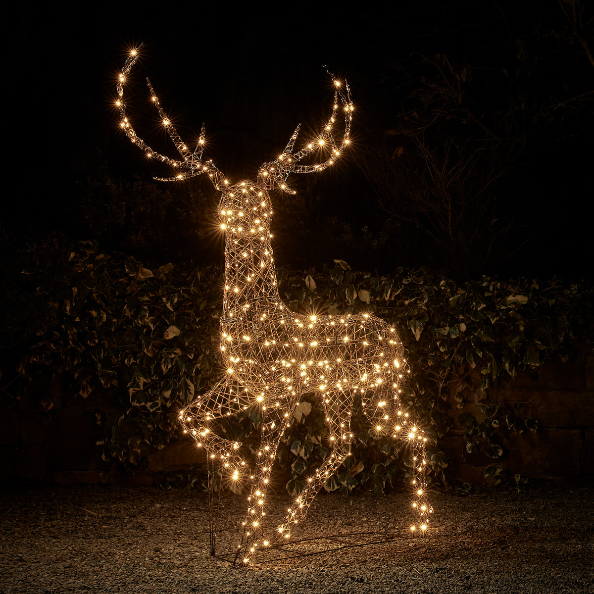 LED-Hirsch mit warmweißen Lichtern vor dunklem Hintergrund