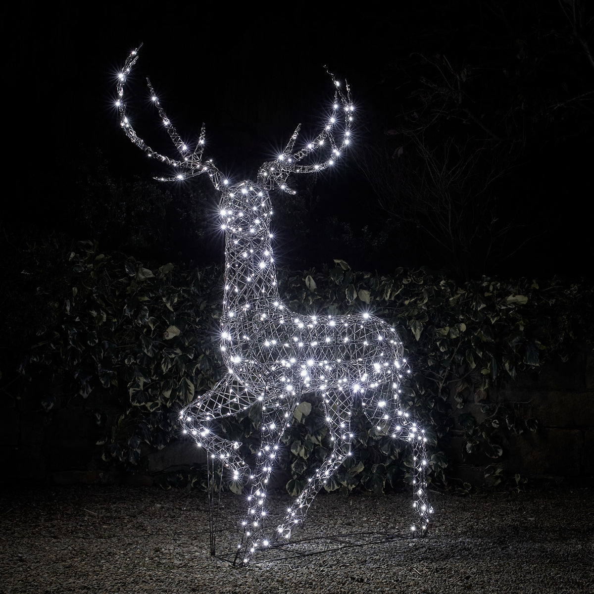 LED-Hirsch mit gemischten warmweißen und eisig weißen Lichtern im Garten